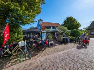 um grupo de bicicletas estacionadas numa rua de tijolos em B&B De Oude Skuur em Oosterend