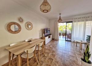 jadalnia z drewnianym stołem i krzesłami w obiekcie Retama del Teide, Puerto de la Cruz w Puerto de la Cruz