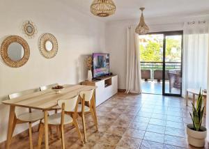 een eetkamer met een tafel en stoelen bij Retama del Teide, Puerto de la Cruz in Puerto de la Cruz