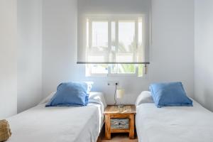 two beds sitting next to each other in a room at Edificio can Sord Apto nº 2 in La Savina