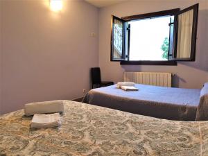 um quarto com duas camas e uma janela em ARRASPINE em Astigarraga