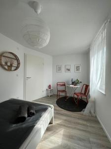 a bedroom with a bed and a table and chairs at Meerdesign - 8 Personen - zwischen Mannheim und Heidelberg in Ladenburg