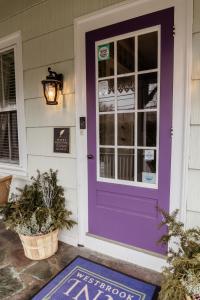 une porte violette à l'avant d'une maison dans l'établissement Westbrook Inn Bed and Breakfast, à Westbrook