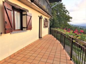 - un balcon d'une maison avec une fenêtre et des fleurs dans l'établissement ARRASPINE, à Astigarraga