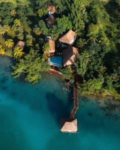 una vista aérea de un complejo en una isla en el agua en Khaban Bacalar Hotel Boutique, en Bacalar