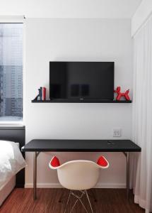citizenM Chicago Downtown的电视和/或娱乐中心
