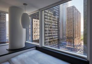 citizenM Chicago Downtown客房内的一张或多张床位