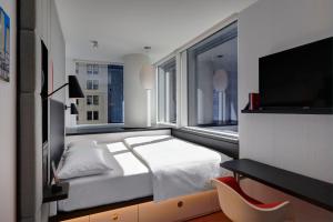 citizenM Chicago Downtown客房内的一张或多张床位