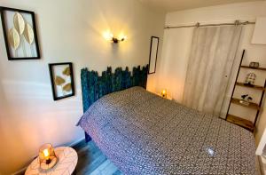 - une chambre avec un lit et une fenêtre éclairée dans l'établissement L'air Marin - Plage 2min - Hyper Centre - Cosy, au Tréport