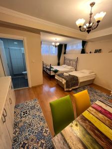 uma sala de estar com duas camas num quarto em Stone Garden Apart em Istambul