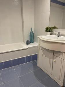 A bathroom at UIM Mediterraneo Claveles Wifi Még 8 kép
