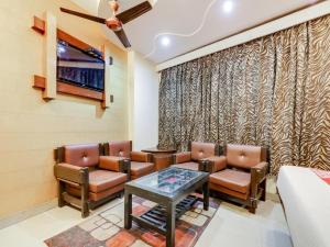 a waiting room with chairs and a table at Hotel R DELUXE "Couple Friendly Vaccinated Staff" in New Delhi