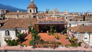 an old building with a courtyard in a city at A casa di Tommy B&B in Acireale