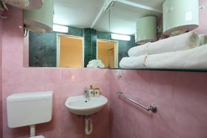 Kúpeľňa v ubytovaní Hedera Estate, Hedera Studio 6