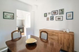 comedor con mesa de madera y sillas en Casa Serena by Quokka 360 - close to the shopping centre, en Grancia