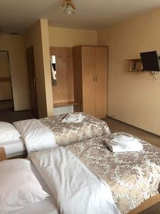 um quarto com duas camas com toalhas em MOTEL ZADOIL *** em Maków Podhalański