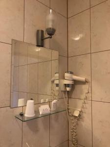 uma casa de banho com um espelho e um secador de cabelo em MOTEL ZADOIL *** em Maków Podhalański