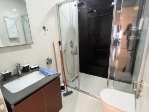 y baño con ducha, lavabo y aseo. en Aydemir park Mahmutlar 2, en Alanya