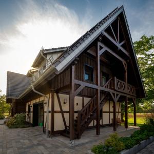 une grande maison avec un escalier sur son côté dans l'établissement Ferienwohnung Rehblick Spreewaldferien-Burg, à Burg