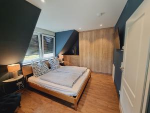 1 dormitorio con 1 cama en una habitación con paredes azules en Ferienwohnung Rehblick Spreewaldferien-Burg, en Burg