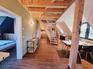 TV a/nebo společenská místnost v ubytování Ferienwohnung Rehblick Spreewaldferien-Burg