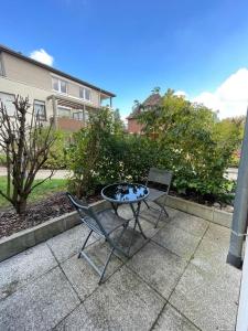 una mesa y dos sillas sentadas en un patio en Le Beffroi, en Obernai