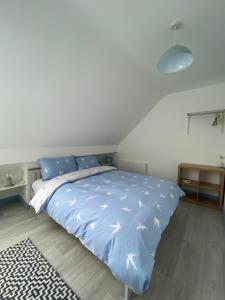 a bedroom with a bed with a blue comforter at Blue Pearl Apartment in Downings