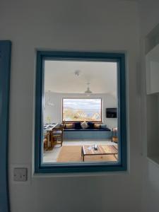 - une vue sur le salon à travers un miroir dans l'établissement Blue Pearl Apartment, à Downings