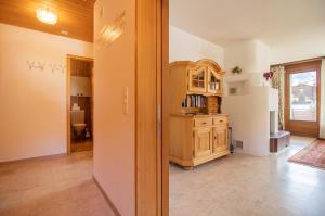 Kuchyň nebo kuchyňský kout v ubytování Brüggli A24 by Arosa Holiday