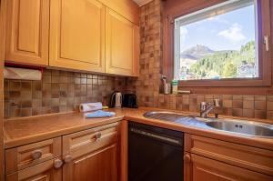 Kuchyň nebo kuchyňský kout v ubytování Brüggli A24 by Arosa Holiday