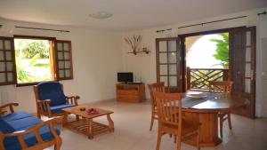 een woonkamer met een eettafel en stoelen bij Apartamento Heliconia 3 in Valle Gran Rey