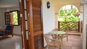 een kamer met een tafel en stoelen en een balkon bij Apartamento Heliconia 3 in Valle Gran Rey