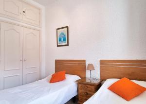 Posteľ alebo postele v izbe v ubytovaní Skol 440. Nice 1 Bed Apartment with Sea Views in Marbella centre. + 15 fotografií