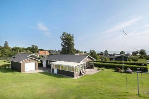 ein Haus mit großem Garten und einem Haus in der Unterkunft Øster Hurup in Hadsund