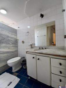 a bathroom with a toilet and a sink at CTC Araras Centro in Caldas Novas