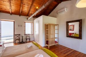 Voodi või voodid majutusasutuse Olea Skopelos villas with swimming pools & sea view toas