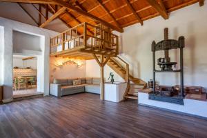 - un salon avec un escalier en colimaçon dans une maison dans l'établissement Olea Skopelos villas with swimming pools & sea view, à Panormos Skopelos