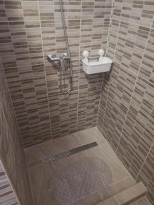 łazienka z prysznicem i umywalką w obiekcie Total Relax Apartmanház w Bogácsu