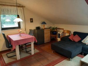 uma sala de estar com uma mesa e um sofá em Ferienwohnung Evangeline Borsch em Zell an der Mosel
