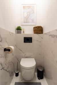 een badkamer met een toilet en een foto aan de muur bij Central Apartment in Wenen