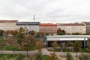uitzicht op een stad met gebouwen op de achtergrond bij Central Apartment in Wenen
