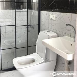 Bathroom sa Ayvaz Otel