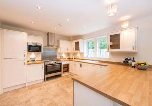 Kitchen o kitchenette sa Chestnut Lodge at Carberry Tower Estate