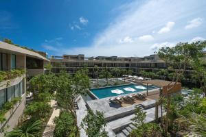 een luchtzicht op het zwembad in een hotel bij MISTIQ Tulum Luxury Apartments in Tulum