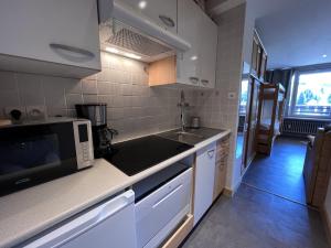 Kuchyňa alebo kuchynka v ubytovaní Ours Blanc 9 - Studio 4 pers belle vue montagnes et pistes