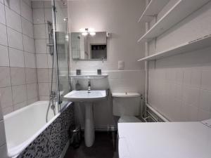 Kúpeľňa v ubytovaní Ours Blanc 9 - Studio 4 pers belle vue montagnes et pistes