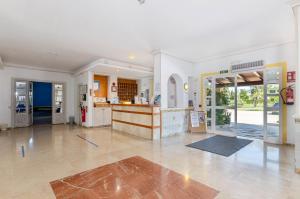 Habitación grande con cocina y puerta abierta. en Mariner Club, en Puerto de Alcudia