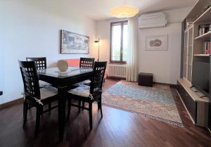 salon ze stołem jadalnym i krzesłami w obiekcie ELEGANT SAN FRANCESCO w Sienie