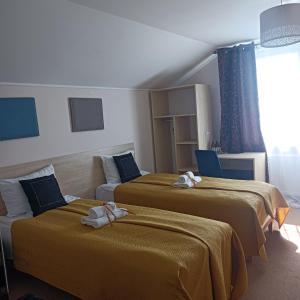 pokój hotelowy z 2 łóżkami i oknem w obiekcie Villa Zdrojowa w mieście Otmuchów