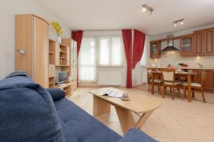 Kuchyňa alebo kuchynka v ubytovaní Pejzażowa Apartment Metro Wilanowska Mokotów by Noclegi Renters